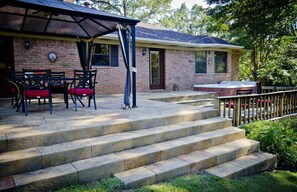 Outdoor dining - Rural Beauty with Urban Convenience (Hot Springs)