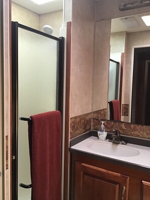 Ducha, secador de pelo, toallas, jabón