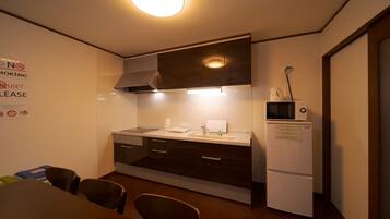 Fridge, microwave, stovetop, cookware/dishes/utensils