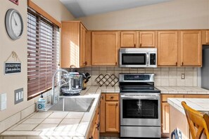 Fridge, microwave, oven, stovetop - Glendale Game Day Getaway! (Glendale)