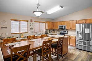 Dining - Glendale Game Day Getaway! (Glendale)