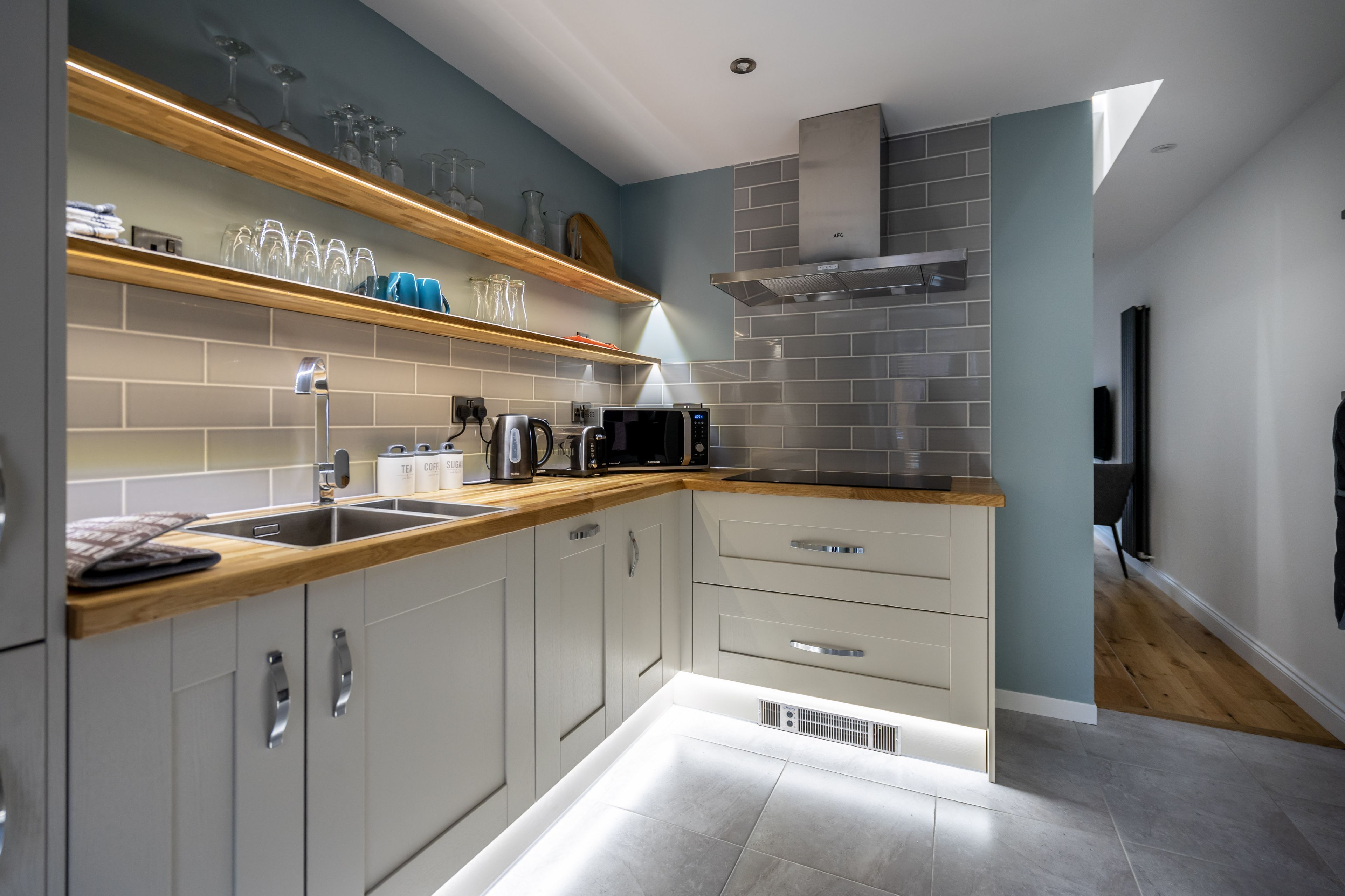 Kjøleskap, mikrobølgeovn, ovn og kokeplater