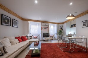 Smart TV, fireplace, books, stereo - Lisbon City Center (lisbon)