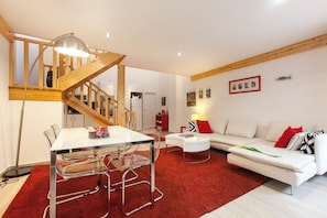Smart TV, fireplace, books, stereo