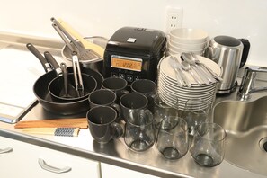 Kühlschrank, Mikrowelle, Herdplatte, Kochgeschirr/Geschirr/Besteck