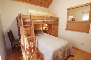 3 Schlafzimmer, Schreibtisch, Bügeleisen/Bügelbrett, Reisekinderbett