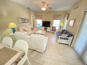 Smart TV, DVD player, table football, stereo - Spacious Family Escape 2 Masters Pool Hot Tub Pool Table & BBQ - 2 Miles Disney (Kissimmee)
