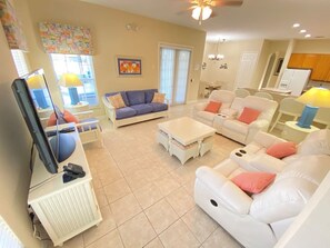 Smart TV, lettore DVD, tavolo da calcetto, impianto stereo