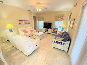 Smart TV, lettore DVD, tavolo da calcetto, impianto stereo