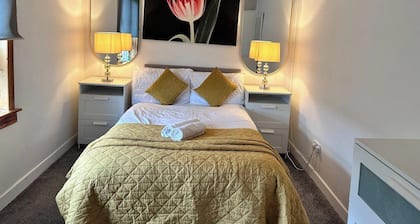 Central 1-bed Apt Sleeps4 5 Mins to Station