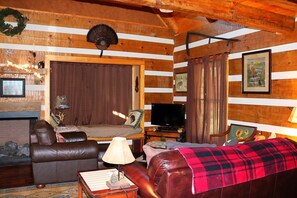 Een smart-tv, een open haard en boeken