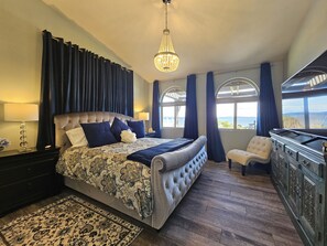 3 bedrooms, desk, iron/ironing board, travel crib