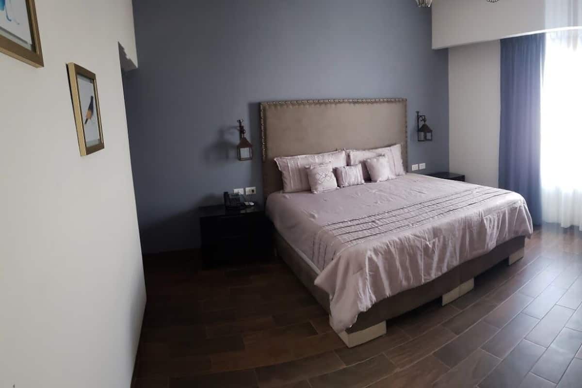 Studio Suite | Meja, ruang kerja komputer riba, langsir/tirai gelap terus, kalis bunyi 