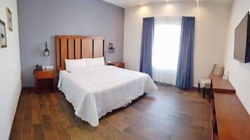 Escritorio, espacio para trabajar con laptop y cortinas blackout