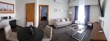 Escritorio, espacio para trabajar con laptop y cortinas blackout