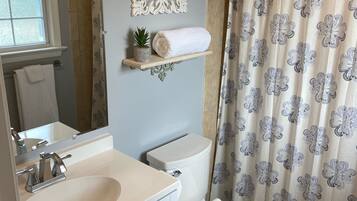 Combined shower/tub, towels, soap, toilet paper