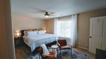 3 habitaciones, tabla de planchar con plancha y cuna de viaje