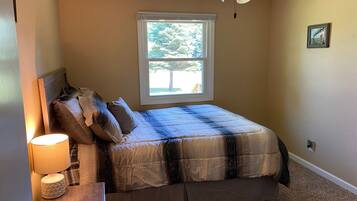4 bedrooms, iron/ironing board, WiFi, bed sheets