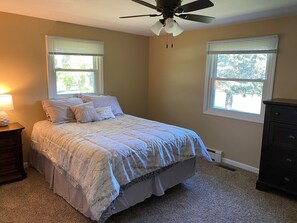 4 bedrooms, iron/ironing board, WiFi, bed sheets