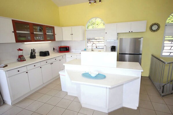 雪櫃、微波爐、焗爐、爐具