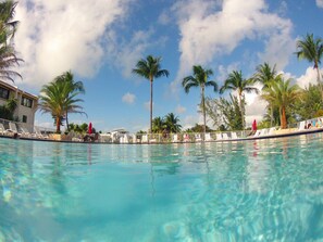 Una piscina al aire libre, una piscina climatizada
