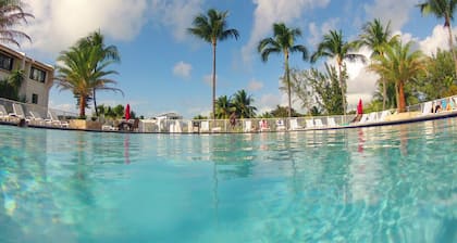 Idyllic Tropical Paradise Overlooking the Fabulous Florida Bay.