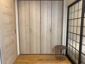 Desk, free WiFi, bed sheets - sincereresidence (Osaka)