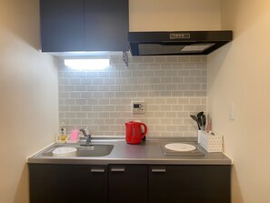 Refrigerador, microondas, placa de cocina, tetera/pava eléctrica