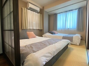 Escritorio, wifi gratis y ropa de cama 