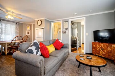 Newly Remodeled 1-BR Close to Everything yet Very Private