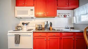 冷蔵庫、電子レンジ、オーブン、コンロ