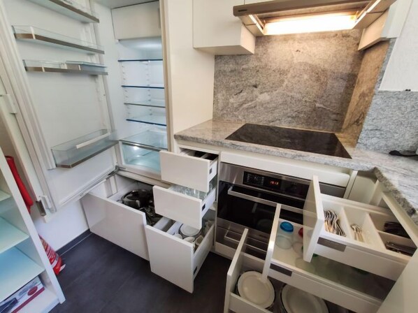 Refrigerador, horno, lavavajillas y utensilios de cocina 