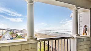 Un balcone con vista sulla spiaggia e sull'oceano.