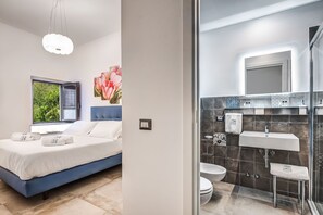 Douche, sèche-cheveux, bidet, serviettes fournies