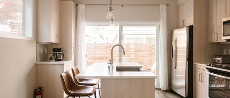 Refrigerador, microondas, horno y parrilla de estufa