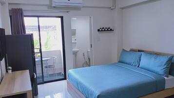 Standard Room, 1 Queen Bed, Non Smoking | Desk, blackout drapes, free WiFi