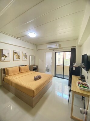 Standard Room, 1 Queen Bed, Non Smoking | Desk, blackout drapes, free WiFi