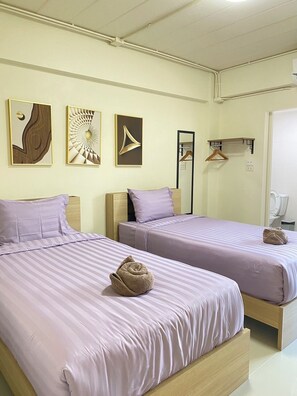 Habitación estándar con 1 cama matrimonial o 2 individuales, 2 camas individuales, para no fumadores | Escritorio, cortinas blackout y wifi gratis 