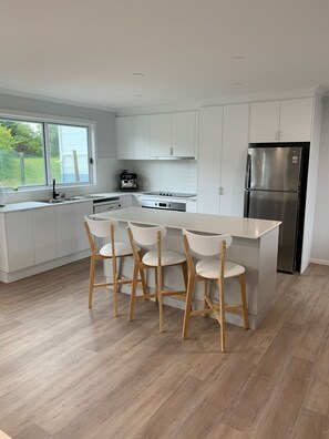 冷蔵庫、電子レンジ、オーブン、食器洗い機