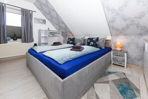 1 bedroom, travel crib, WiFi, bed sheets - Ferienwohnung Ankerplatz im Gästehaus Kock (Neuharlingersiel)