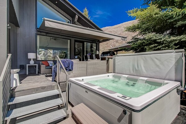 Outdoor spa tub