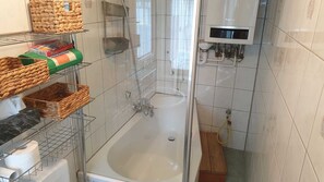 Regadera, toallas, papel de baño 