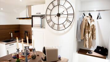 KĂŒhlschrank, Mikrowelle, Herdplatte, Wasserkocher mit Kaffee-/Teezubehör