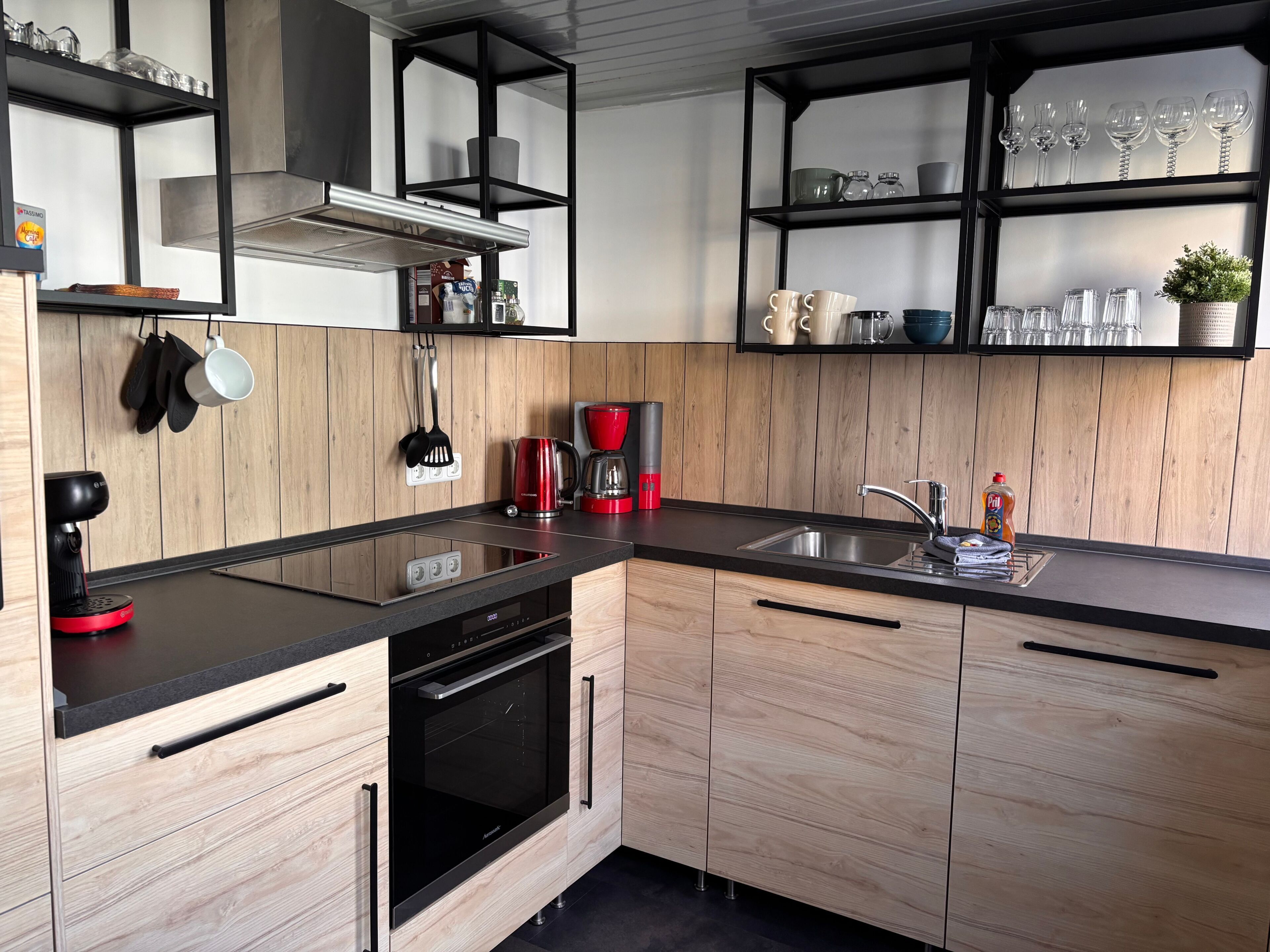 Fridge, oven, dishwasher, coffee/tea maker