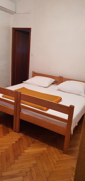 Camera Basic con letto matrimoniale o 2 letti singoli | Wi-Fi gratuito