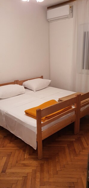 Basic Double or Twin Room | Free WiFi - apartments Jukic (Starigrad)