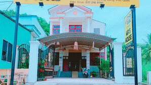 A building with a sign reading "HIP'S HOUSE" and "Homestay". - Hip's House Homestay - Hostel (Phu Quoc)