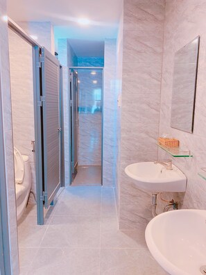 Superior Triple Room | Bathroom | Rainfall showerhead, hair dryer, slippers, towels - Hip's House Homestay - Hostel (Phu Quoc)