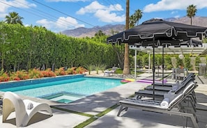 A heated pool - Poolside Palms: Great Pool, Bocce Ball, Firepit (palm springs)