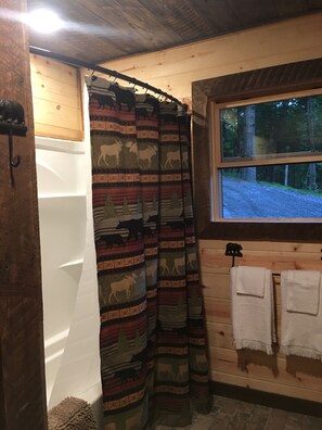 Combined shower/bathtub, hair dryer, towels, soap - “Up The Creek” Cabin (Deep Gap)